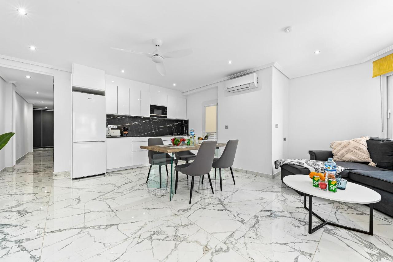 Apolo Beach Front - Sea View Luxury Apartment ตอร์เรเวียคา ภายนอก รูปภาพ